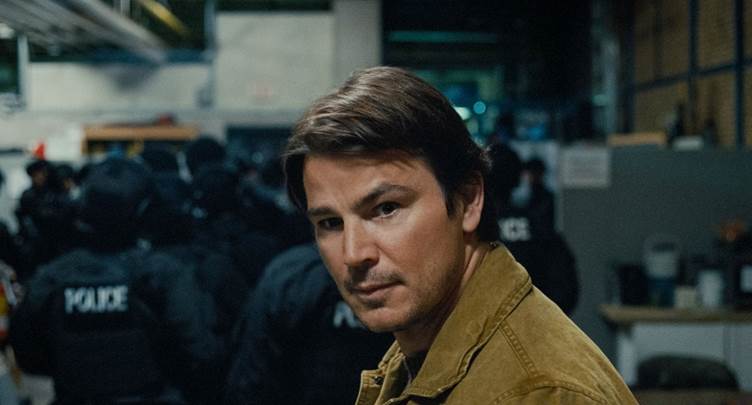 Josh Hartnett Trở Lại Màn Ảnh Cùng Dàn Diễn Viên Trẻ Triển Vọng Trong “Bẫy” Của Ông Hoàng Kinh Dị M. Night Shyamalan - Ra Rạp Xem Gì