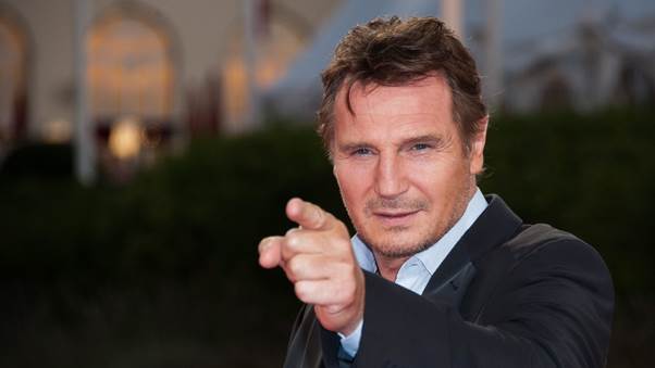“Già Gân” Liam Neeson Tái Xuất Ngoạn Mục: Khi Sao Nam Gợi Cảm Nhất Lịch Sử Điện Ảnh Hóa Trung Úy Hài Bựa Nhất Màn Ảnh - Ra Rạp Xem Gì